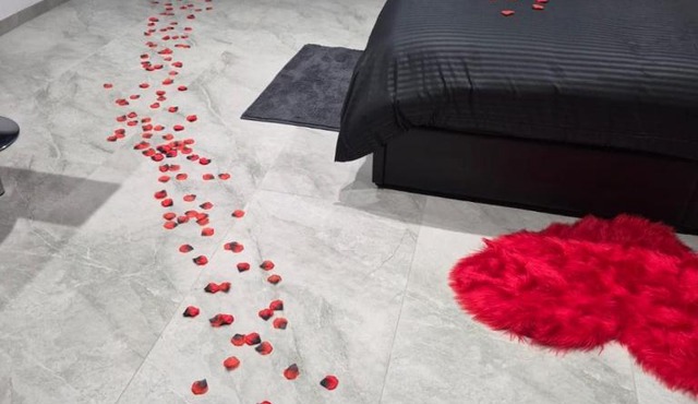 Spa room 1 km from the Village des Marques
