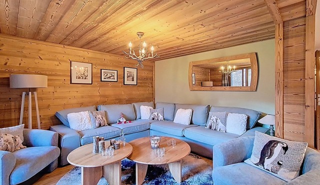 Spacious apartment for 10, balcony, parking, near slopes