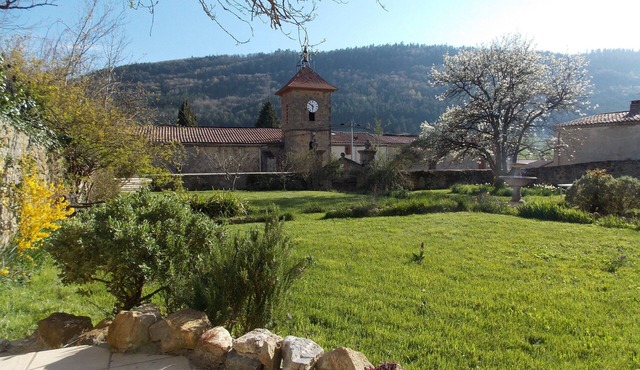 Spacious part of 18th c. manor house, in a quiet village of the Corbieres.