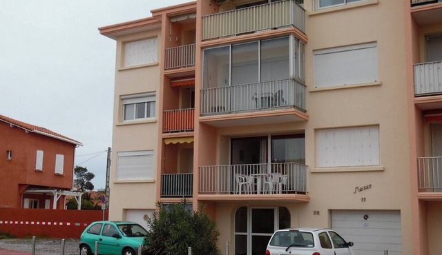 Spacious 1BR apartment for 4 with parking near beach in Canet-Plage