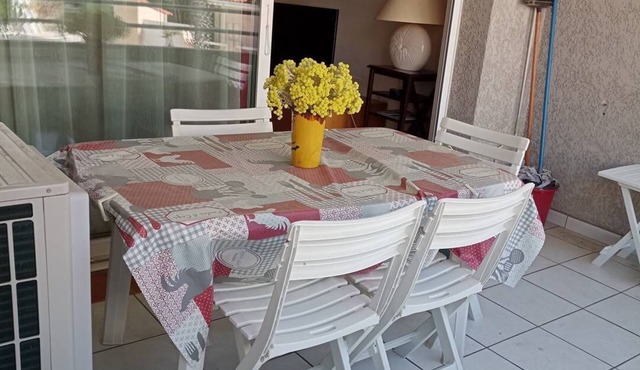 Spacious 2 Bedroom Apartment Near the Beach with Air Conditioning