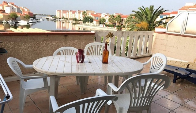 Spacious 3-bedroom apt with terrace, pool and parking near the beach