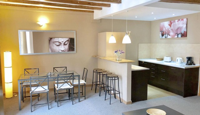 Spacious 3-Bedroom Apartment in Central Barcelona with Modern Amenities