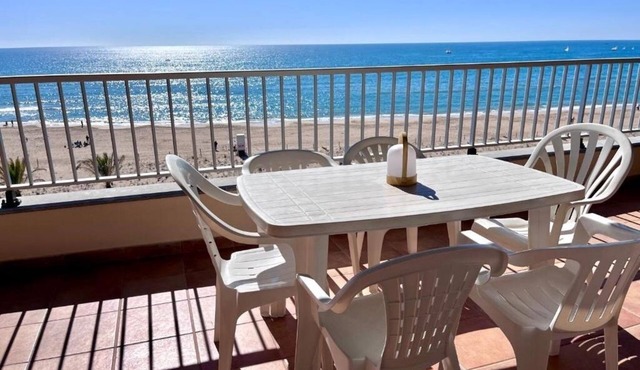 Spacious 4 bedroom apartment in first line of sea. Rodes Lux-61