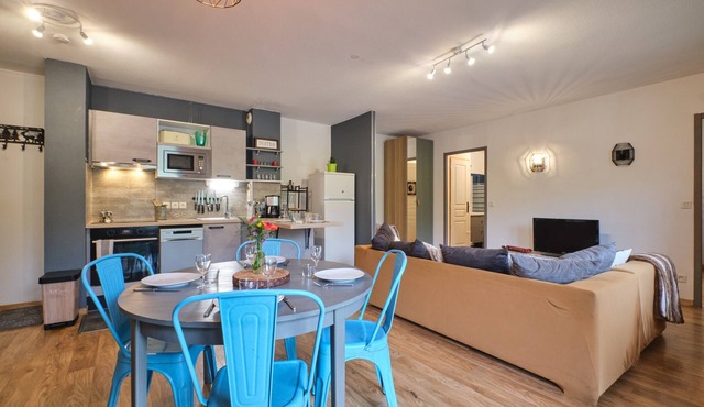 Spacious Apartment at the Foot of the Slopes with Mountain View, Balcony, and Wi-Fi
