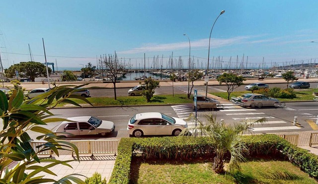Spacious renovated 2P sea-facing with terrace and garage