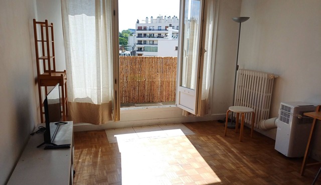 Spacious studio apartment with a view of Paris. Top floor with elevator