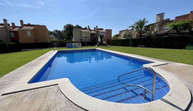 Spacious Townhouse in Quiet Area with Private Garden, BBQ, and Pool Access