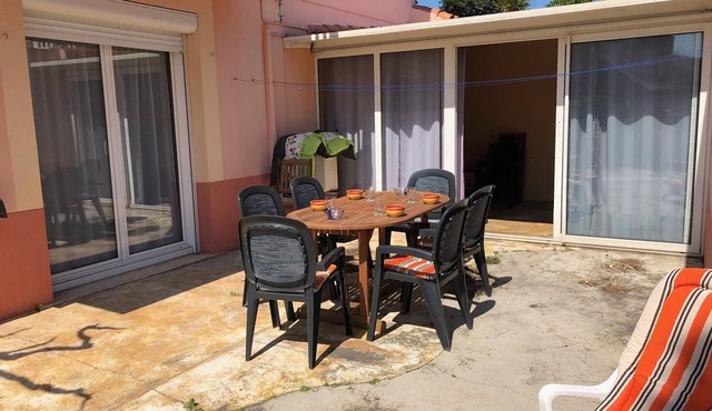 Spacious Villa for 10, 100m from Beach, WiFi, Garden, A/C, Near Shops, Parking Available