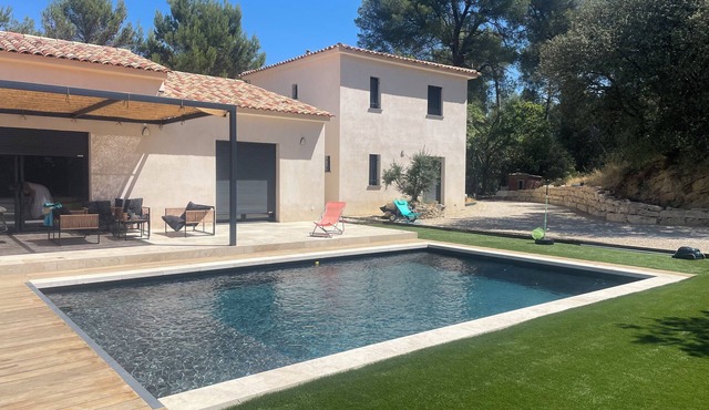 Spacious villa with pool in southern Luberon