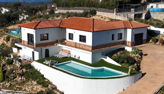 Spacious Villa with Private Pool & Gym – Only 20 min from Beach