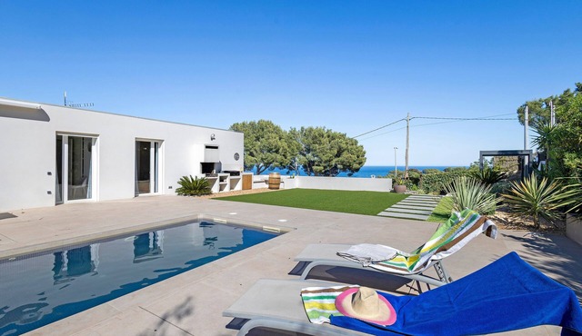Spacious Villa with Pool and Fantastic Sea Views