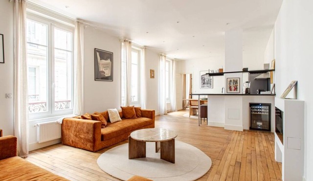 Splendid 2 bedroom apartment next to the Trocadero!