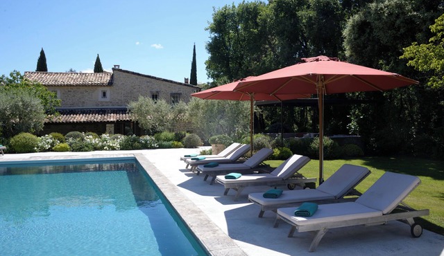 Stone farmhouse with large pool in Ménerbes, Luberon