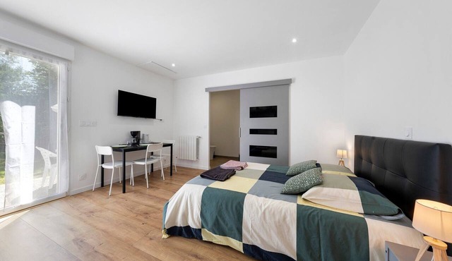 Studio '4' with Private Terrace, Shared Garden, SPA and Wi-Fi