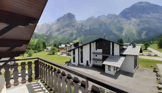 Studio 'Aiguille De Mey 12' with Mountain View and Balcony
