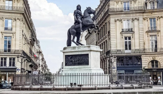 Studio Apartment is Le Marais With Full Kitchen
