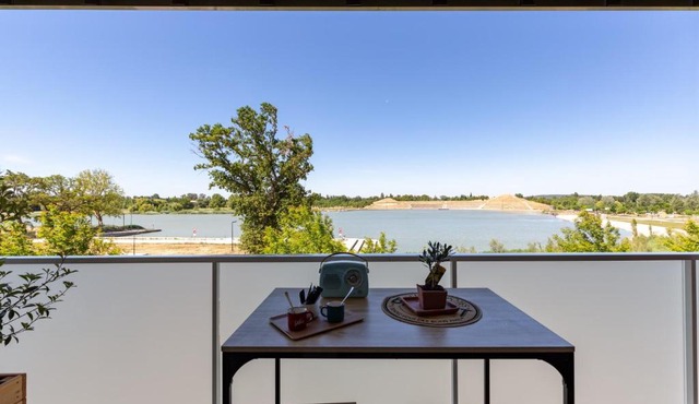 Studio balcon vue lac, près de Spirou Naruto, Wave Island à Monteux