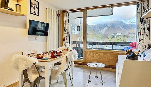 Studio cabin with south balcony, 5 min to slopes, wifi included