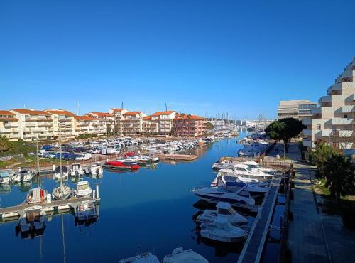 Studio confortable vue sur le port, avec balcon et parking