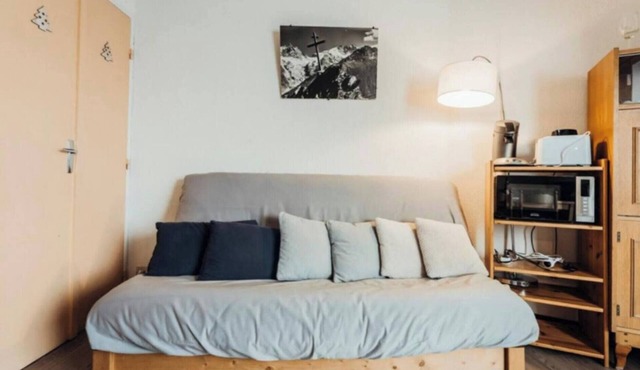 Studio with balcony, parking, and ski storage