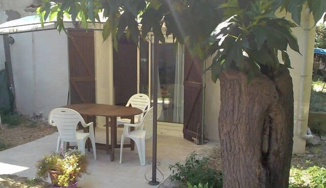 Studio with garden by the sea and Hérault - garden parking and shops