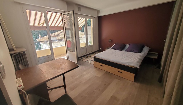 STUDIO with superb TERRACE and separate kitchen in quiet location.