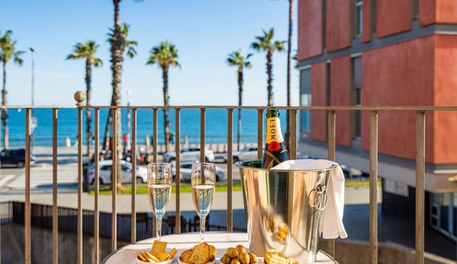 Stunning 2-Bedroom Apartment with Sea View in Barceloneta