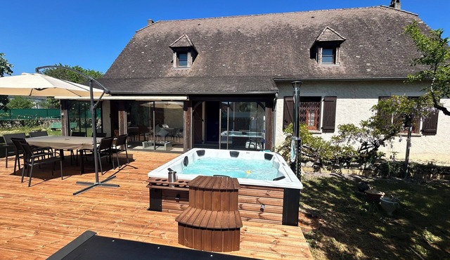 Stunning 4 bed villa, sleeps 8, in the heart of medieval Martel - LARGE JACUZZI