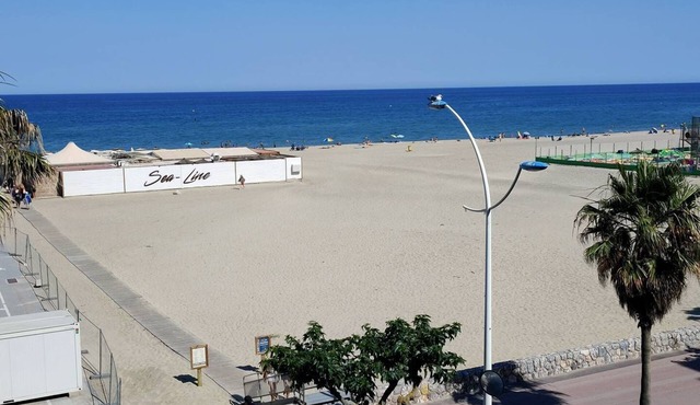 Stunning, air-conditioned 2-bedroom apartment with ocean views, 4-star luxury, private parking