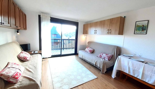 Stunning Chalet for 4 in Saint-Lary-Soulan with Balcony, Near Ski Lifts & Free Shuttle
