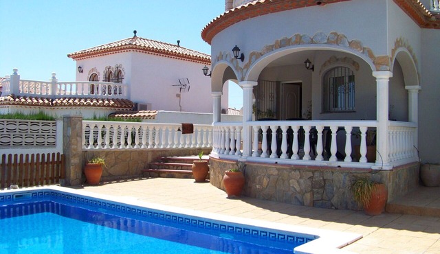 Stunning private villa for 6 people with A/C, private pool, WIFI, TV, patio and pets allowed