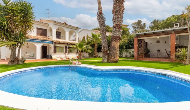 Stunning private villa for 6 people with WIFI, private pool, TV and terrace