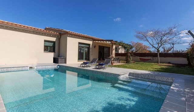 Stunning private villa for 8 people with WIFI, A/C, private pool, TV, patio and pets allowed