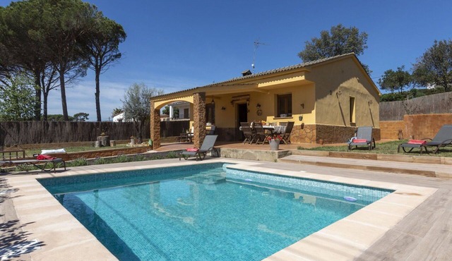 Stunning private villa for 6 people with private pool, WIFI, TV, balcony and pets allowed