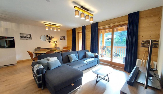 Stunning Ski-in/Ski-out Apartment for 7 with Balcony, WIFI and Parking