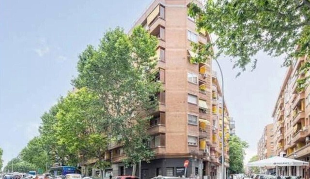 Stylish 120 m² Duplex Near Atocha Station – Sleeps 8, A/C & Fast WiFi