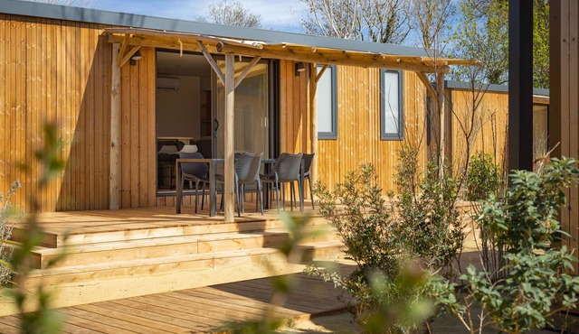Stylish Agde Chalet| Pool