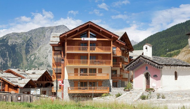 Stylish Chalet in Sainte-Foy with Spa Access