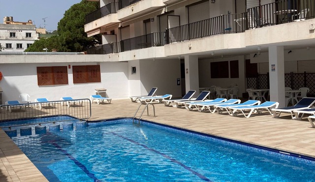 Sunny 2-Bedroom Apartment with Terrace - shared Pool, Parking - Mountain View and close to the Beach