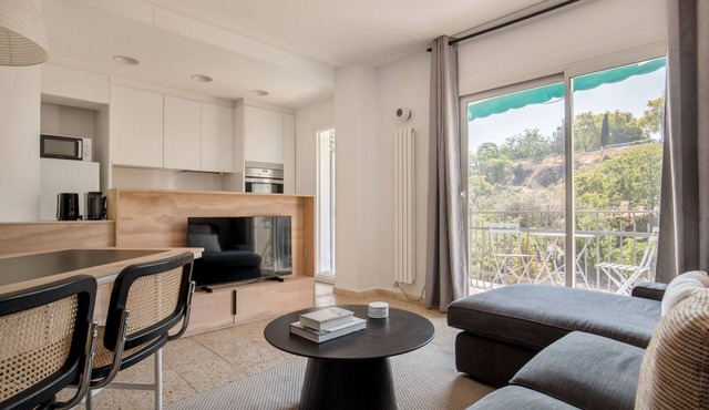 Sunny Poble Sec 3BR w/Balcony & Mountain Views, by Blueground