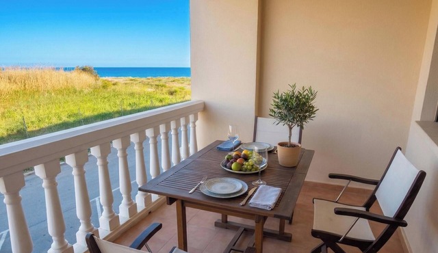 Sunrise overlooking the sea: townhouse with terraces, views and swimming pool