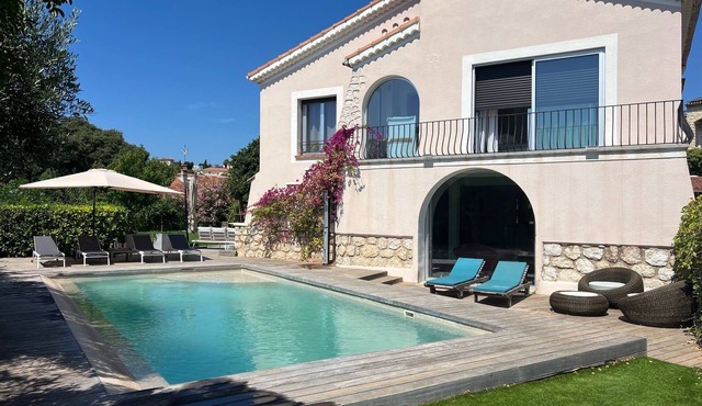 Superb, quiet villa with swimming pool near the sea, 7 minutes from the town center
