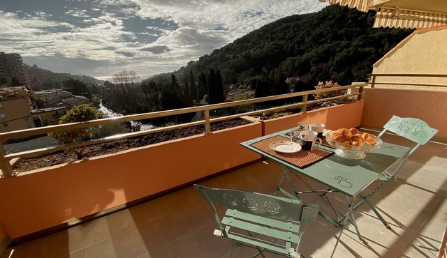 Superb T2 apartment in residence with swimming pool, tennis court and garage