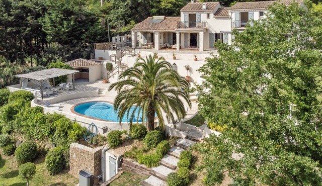 Superbe villa, 5 chambre en-suite, près de village