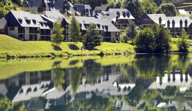 T3 duplex apartment, quiet, spacious with lake view, direct access to footpath