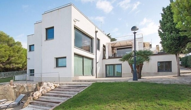 th52 Villa in Torredembarra · 6 bedrooms · 3 baths