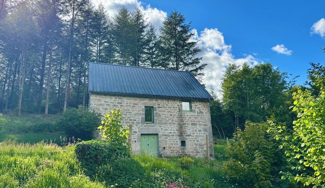 The Gîte de Couturas – Fenced-in garden and shared pool in Corrèze
