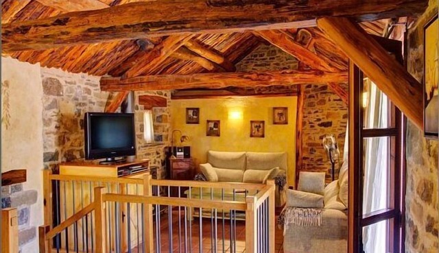 THE MERY BORDER. Aragonese Pyrenees. In Charo, 15 minutes from Ainsa. Pets