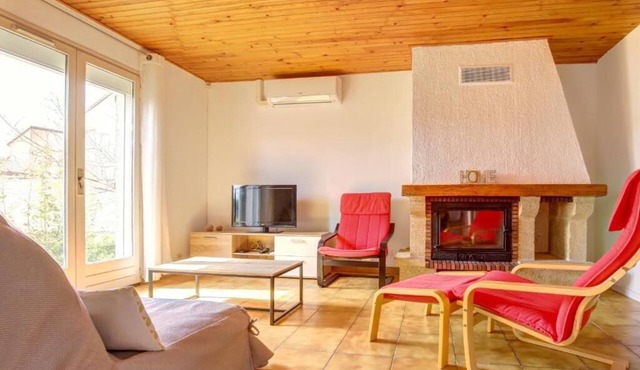 The Van Gogh House: 3 bedrooms, 4 beds, and easy parking
